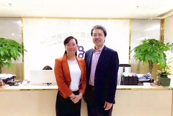 港豐總經(jīng)理魏曉嶸女士與香港恒生銀行高級副總裁兼業(yè)務(wù)拓展主管蔡爾全先生洽談合作