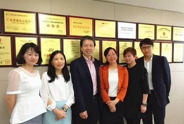 恒生銀行高級副總裁蔡爾全、港豐CEO魏曉嶸與恒生銀行高管合影